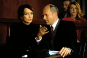 Gabi Eicher (Anouschka Renzi, l.), die Felix' besten Freund Christoph wegen sexueller Belästigung verklagt hat, berät sich mit Rechtsanwalt Bogner (Klaus Schindler, r.).