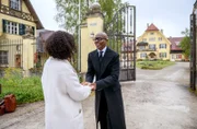 Nicoles (Dionne Wudu, l. mit Bruce Darnell, r.) Performance für die Hochzeitsparty droht ins Wasser zu fallen.