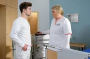 Schwester Miriam (Christian Petersen) hat Pfleger Kris Haas (Jascha Rust) gebeten, sich um eine besondere Patientin zu kümmern: ihre Mutter Linda Schneider. Diese ist nach ihrer OP wieder wach und ruht sich noch etwas aus. Uuund ... sie hat im Anschluss eine Wohnungsbesichtigung, denn sie möchte nach Leipzig ziehen.
