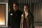 Alexis (Molly C. Quinn, r.) hofft auf die Hilfe ihres Vaters (Nathan Fillion, l.). Sie will beweisen, dass Frank Henson, der in der Todeszelle sitzt, unschuldig ist ...