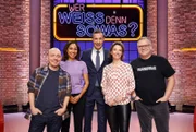 Moderator Kai Pflaume (M.) und seine Rateteam-Kapitäne Bernhard Hoëcker (l.) und Elton (r.) begrüßen in dieser Sendung die Journalistin und Fernsehmoderatorin Jana Pareigis (2.v.l.) und die Fernsehmoderatorin Anna Planken (2.v.r.).