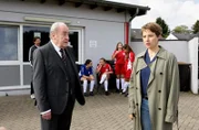 Vicky Adam (Katja Danowski, r.) versucht Small-Talk mit Plocher (Michael Prelle, l.). Der hat Probleme zu Hause und mit Frauenfußball ...