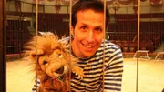 Willi trifft sich heute im Circus Krone mit dem jŸngsten Raubtierdompteur der Welt.Honorarfrei lediglich fŸr AnkŸndigungen und Veršffentlichungen im Zusammenhang mit obiger BR-Sendung bei Nennung: Bild: BR/megaherz gmbh. Andere Verwendungen nur nach entsprechender vorheriger schriftlicher Vereinbarung mit dem BR-Bildarchiv, Tel. 089 / 5900 10580, Fax 089 / 5900 10585, Mail Pressestelle.foto@br.de
