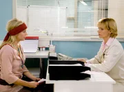 MDR Fernsehen IN ALLER FREUNDSCHAFT FOLGE 287, "Immer in Bereitschaft", am Montag um 11:40 Uhr. Dr. Kathrin Globisch (Andrea Kathrin Loewig, re.) bekommt mit, dass Jana Fiedler (Sabrina Rattey, li.) glaubt, dass Carsten Sammer ihr Vater sei.