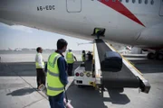 Internationaler Flughafen Dubai - Die Besatzung der Luftseite verlädt das Gepäck auf den A380.