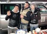 Auf dem Flohmarkt versuchen Yüksel (li.), Trödelprofi Sükrü Pehlivan und Anja ein paar Sachen zu verkaufen..