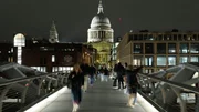 Nachtleben: Millennium Bridge und St. Pauls Cathedral in London.
