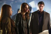 Richard Castle (Nathan Fillion, re.) und Kate Beckett (Stana Katic, Mi.)