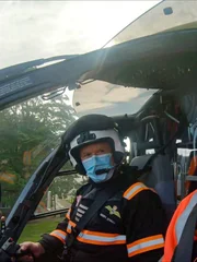 Pilot Harry schaut vor dem Start aus dem Hubschrauber