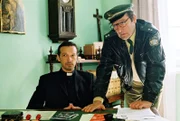 Johannes Rohner (Michael Roll, l.) wird von dem Dorfpolizisten Franz Breidenbach (Erich Hallhuber, r.) beschuldigt, mit dem Mord an dem Mädchen mehr zu tun zu haben, als er zugibt.
