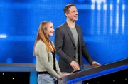 Moderator Alexander Bommes (r.) mit der Kandidatin Emma-Emily Petzold (l.).