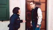 Josephine gerät mit Pfarrer Brandl aneinander, der sich von ihr verrraten fühlt. Von links: Josephine Drechsler (Mira Mazumdar) und Pfarrer Simon Brandl (Ferdinand Schmidt-Modrow).