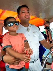 Kapitän Robert Fronenbroek fährt vor Tonga Tenderboot mit einem Kind, das er vor einiger Zeit aus Seenot gerettet hat. Weiteres Bildmaterial finden Sie unter www.br-foto.de.