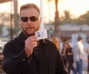 Gil (William Petersen) hat den Wagendieb verhaften können. Aber noch immer steht offen, warum der Mann einen Kleinwagen gerammt hat.