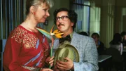 Gregor (Santiago Ziesmer) kündigt Ilse (Christiane Reiff) für ihren Freigang eine Überraschung an: Er inszeniert für sie in seiner Wohnung einen "Traum von Griechenland"...