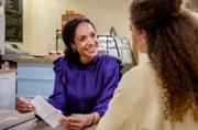 Nicole freut sich über die Hochzeitseinladung ihrer Tochter Ana.