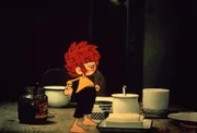 Der freche Kobold Pumuckl inmitten des Frühstückgeschirres.