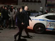 Baez (Marisa Ramirez, l.) und Danny (Donnie Wahlberg, r.) treffen am Tatort einer heftigen Schießerei ein. Warum wurde in dem Nachtclub wie wild rumgeballert?