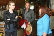 Zeiler (Nora Waldstätten l.) und Oberländer (Matthias Koeberlin M.) stellen neue Beweise sicher. Die Frau des mutmaßliches Täters (Margarethe Tiesel r.) ist gar nicht begeistert.