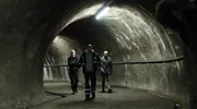 Lennart (Per Kjerstad) zeigt Max Grosz (Heino Ferch, re.) und Polizistin Thea Koren (Ingrid Bolsø Berdal) den Svalbard-Saatguttresor.