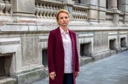 Staatsanwältin Anne Konzak (Christina Große) wartet vor Butschs Wohnung.
