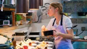 Sterne-Köchin Sonja Baumann beim Anrichten der Teller.