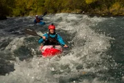 Steve Backshall fährt mit dem Kajak durch die Stromschnellen des Kronotsky River Steve Backshall fährt mit dem Kajak durch die Stromschnellen des Kronotsky River