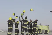 DUBAI - Feuerwehranwärter feiern nach bestandener Prüfung.