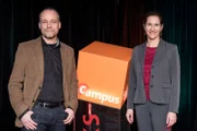 Von links: Der Biologe Christian Laforsch (Universität Bayreuth) erforscht die Umweltrisiken, die durch unseren Plastikmüll entstehen. Die Lebensmittelchemikerin Andrea Büttner (Friedrich-Alexander-Universität Erlangen-Nürnberg/Fraunhofer-Gesellschaft) beschäftigt sich mit dem Riechen. Sie entwickelt unter anderem Geruchs-Sensorsysteme, um Schadstoffe in Produkten schneller feststellen zu können.