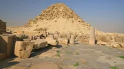 Warum ist die etwa 50 Jahre nach den Pyramiden von Gizeh errichtete Pyramide von König Sahure so viel kleiner als ihre gigantischen Vorbilder?