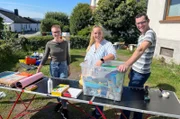 Alles auspacken und anschließend neu sortieren. Aufräum-Coach Lisa Schäfer (l.) zeigt Familie Bender-Diederichs, worauf es ankommt beim Entrümpeln, damit die neue Ordnung auch nachhaltig ist.