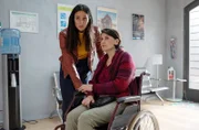 Um ihre behinderte Mutter Eslem Aydim (Siir Eloglu, r.) zu unterstützen, riskiert Mine Aydim (Aybi Era, l.) eine Anzeige wegen Versicherungsbetrugs und gefährlichem Eingriff in den Straßenverkehr.