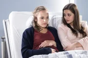 Saskia (Judith Neumann, l.); Zoe (Melina Fabian, r.)