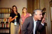 Sandra (Rebecca Immanuel, l.) und Biene (Isabel Tuengerthal, M.) fragen sich, wer oder was die ungezügelte Neugierde von Felix (Christoph M. Ohrt) provoziert.