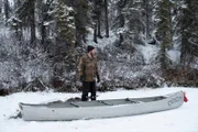 Johnny Rolfe sammelt sein Kanu für den Winter ein. (National Geographic/Mike Fennell)