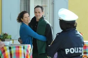 Mike triumphiert, als er (dank Elektromotor) Josephine spielend leicht hinter sich lässt. Von links: Annalena Brunner (Heidrun Gärtner), Mike Preissinger (Harry Blank) und Josephine Drechsler (Mira Mazumdar).