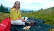 WDR Fernsehen WUNDERSCHÖN!, "Südliche Steiermark", Unterwegs mit Tamina Kallert durch Österreichs Genussregion am Sonntag um 20:15 Uhr. Moderatorin Tamina Kallert beim Picknick auf der Stubalpe dort, wo die jungen Lipizzanerhengste des Staatsgestüts Piber im Sommer grasen.