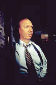 Captain Donald Cragen (Dann Florek) und die Mitglieder der Special Victims Unit versuchen Licht ins Dunkel zu bringen: Wer hat die junge Frau mit einer Plastiktüte erstickt?