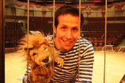 Willi trifft sich heute im Circus Krone mit dem jüngsten Raubtierdompteur der Welt.