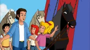 Bibi (r.), Tina (2.v.r.) und Alex (l.) haben einen Ferienjob als Pferdepfleger bei der großen Pferdeshow Caballo ergattert. Der Pfleger (2.v.l.) weist sie ein.