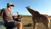 Ajane mag sich nicht von Tierpfleger Sebastian und Wildhüterin Liezel trennen.