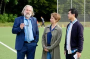 Rainer Paffrath (Andreas Windhuis, l.) berichtet Vicky Adam (Katja Danowski, M.) und Hui Ko (Aaron Lee, r.), dass Mira und Siggi Konkurrentinnen waren.