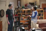 Da Sheldon (Jim Parsons, l.) während Amys Abwesenheit nicht viel zu tun hat, lädt ihn Raj (Kunal Nayyar, r.) ein, mit ihm Ausschau nach neuen Planeten zu halten. Ein Unterfangen, dass sich sehr schnell als erfolgreich herauszustellen scheint ...