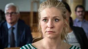 Jenny (Birte Hanusrichter) ist sehr betroffen, als Marie über ihren Mann spricht.