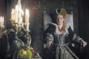 Als Erzählerin gibt Königin Elisabeth I. (Marie-Christine Friedrich) ihr intimes Wissen über Maria Stuart mal tiefgründig und mal humorvoll zum Besten.