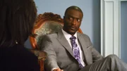 In einem Bestattungsunternehmen, dessen Besitzerin eine Betrügerin ist, gibt sich Alec (Aldis Hodge) als Trauergast aus.