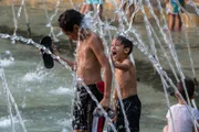 Spanien leidet unter einer Hitzewelle mit Temperaturen um die 40 Grad. Um der Sommerhitze zu trotzen, gehen die Menschen am 6. August in Madrid, Spanien, in den „Madrid Río“, einen grünen Oasenpark im Betondschungel der Stadt.