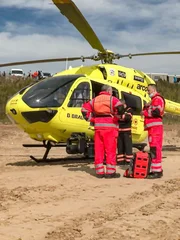 Der Hubschrauber ist auf einem Feldweg geparkt - Pete Vallance und Tyrone gehen zu Fuß.