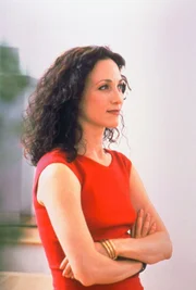 Die Mitglieder der Special Victims Unit beginnen ihre Ermittlungen bei Nina Laszo (Bebe Neuwirth). Sie sagt aus, dass sie das Teen-Model, das vergewaltigt und lebensgefährlich verletzt wurde, am Abend zuvor zu einem berühmten Modefotografen gebracht habe.