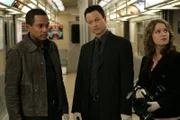 Ermitteln in einem neuen Fall: Dr. Sheldon Hawkes (Hill Harper, l.), Det. Mack "Mac" Taylor (Gary Sinise, M.) und Lindsay Monroe (Anna Belknap, r.)